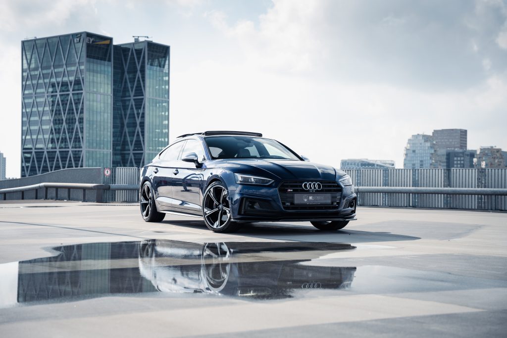 Audi voor zakelijk gebruik in een stedelijke kantooromgeving