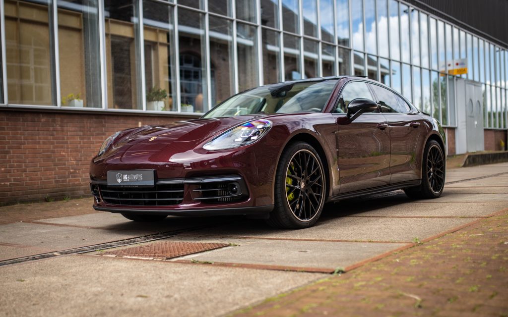Porsche Panamera bij een modern kantoorgebouw