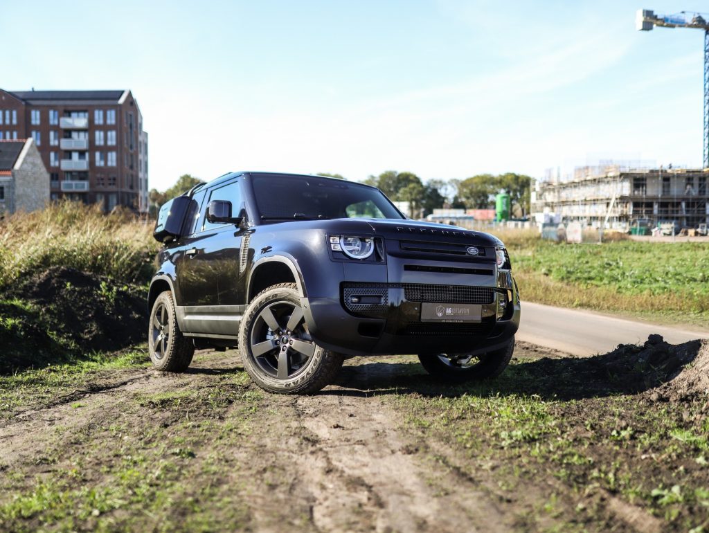 Land Rover Defender op een onverharde weg