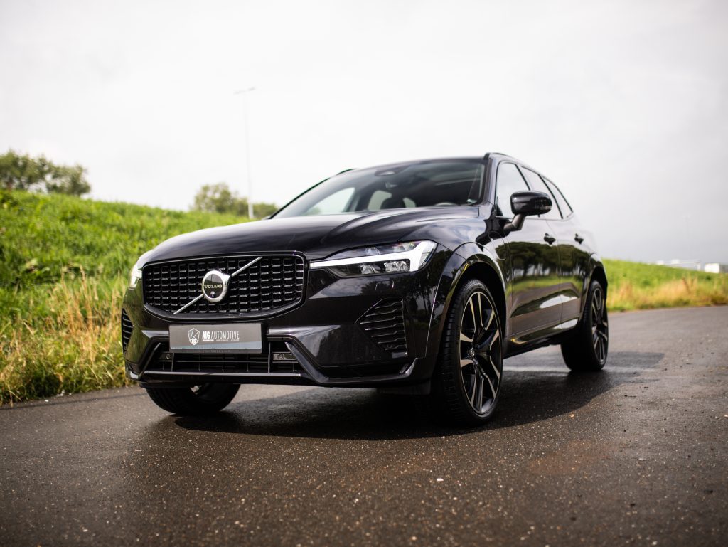 Volvo XC60 in een groene omgeving