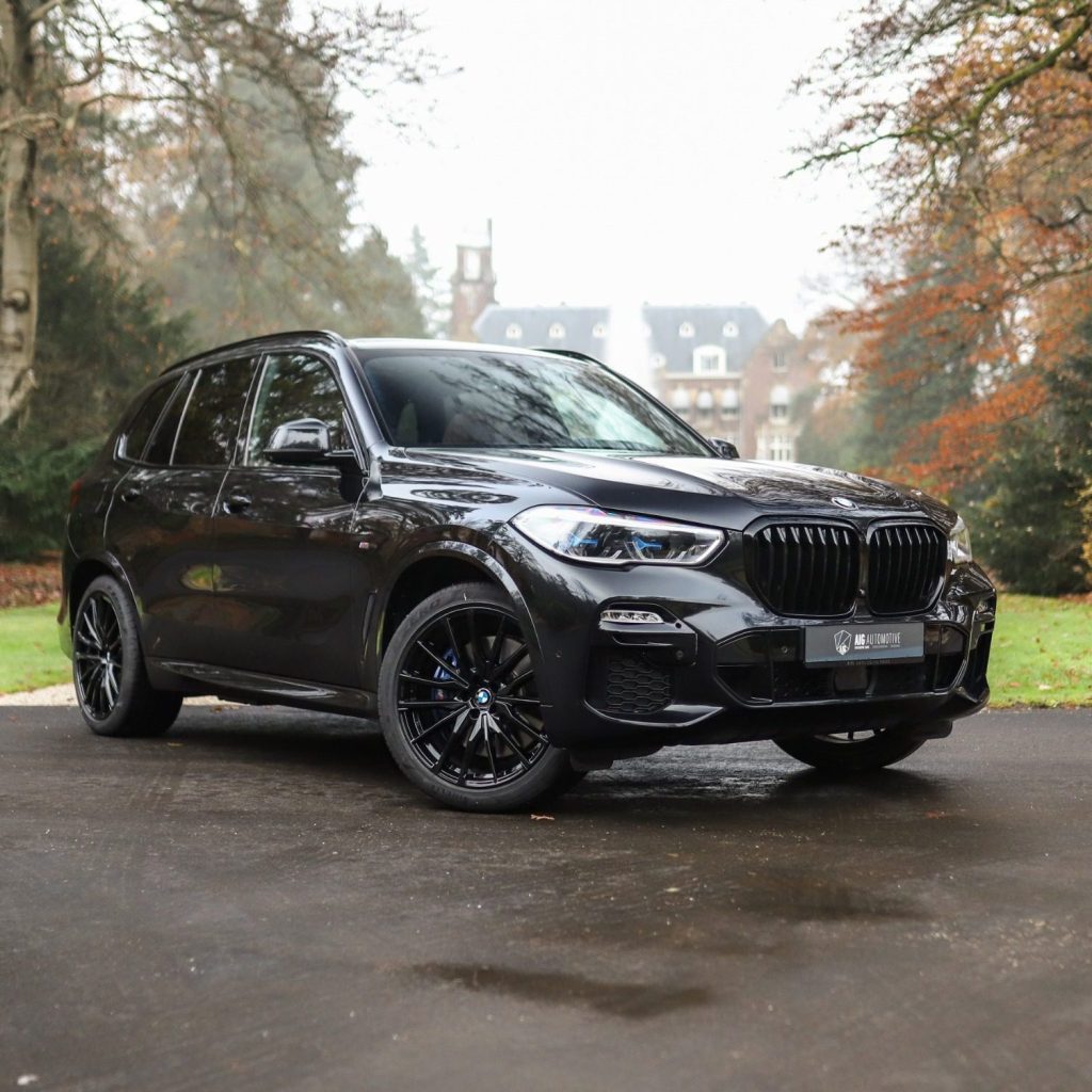 BMW X5 in een bosrijke omgeving