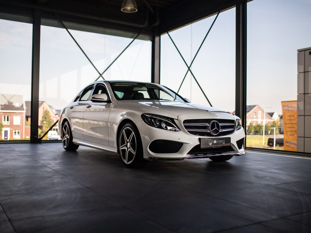 Mercedes-Benz C-Klasse in de showroom van AIG Automotive