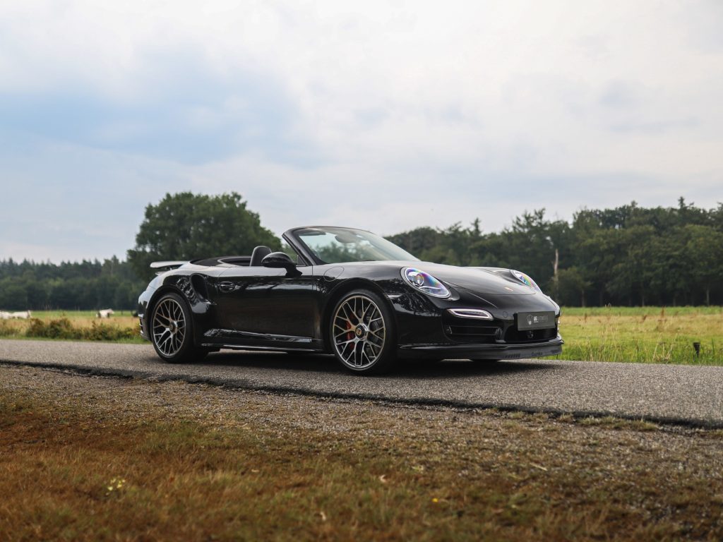 Porsche cabriolet op de open weg