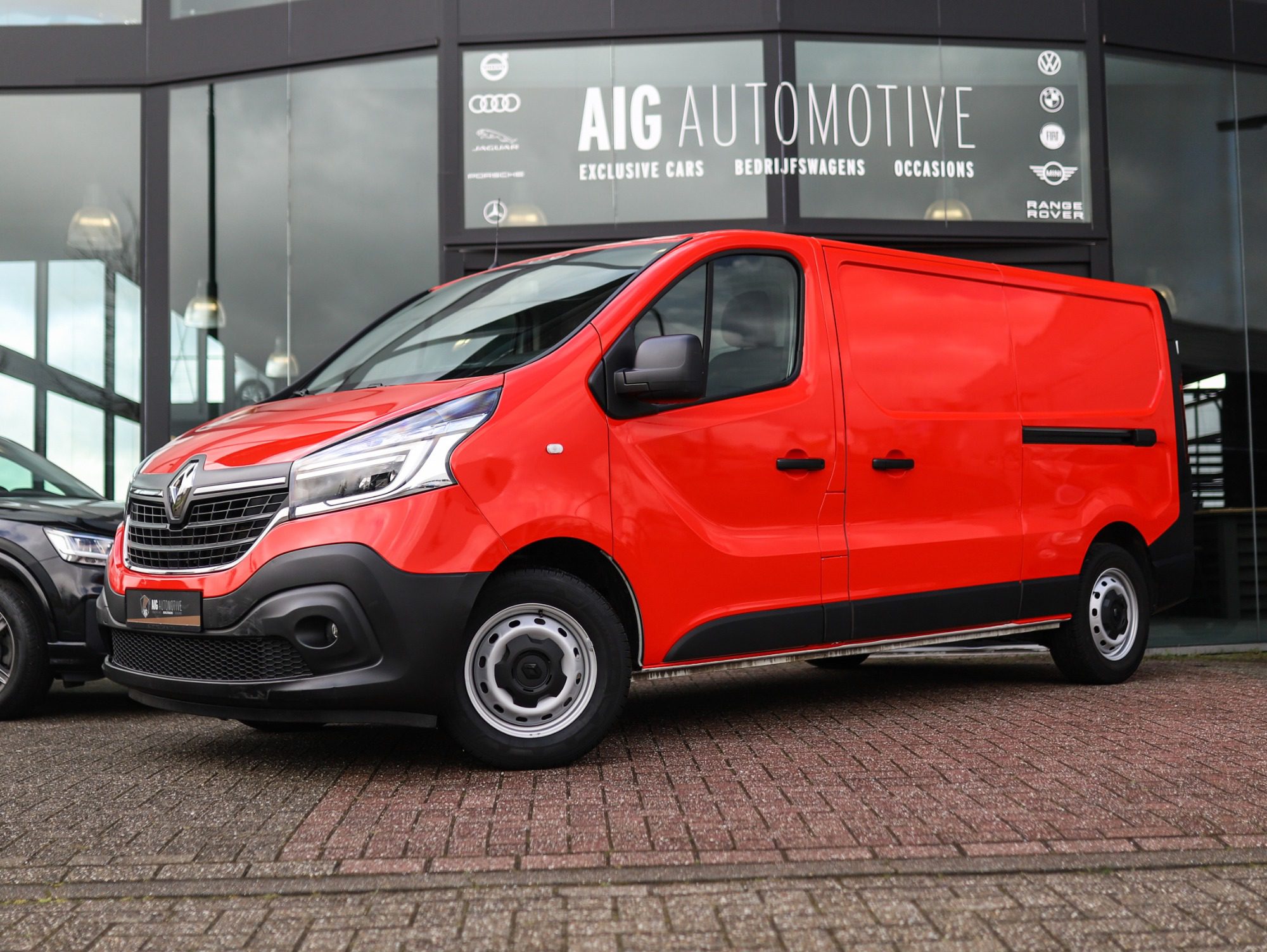 Renault Trafic buiten de showroom