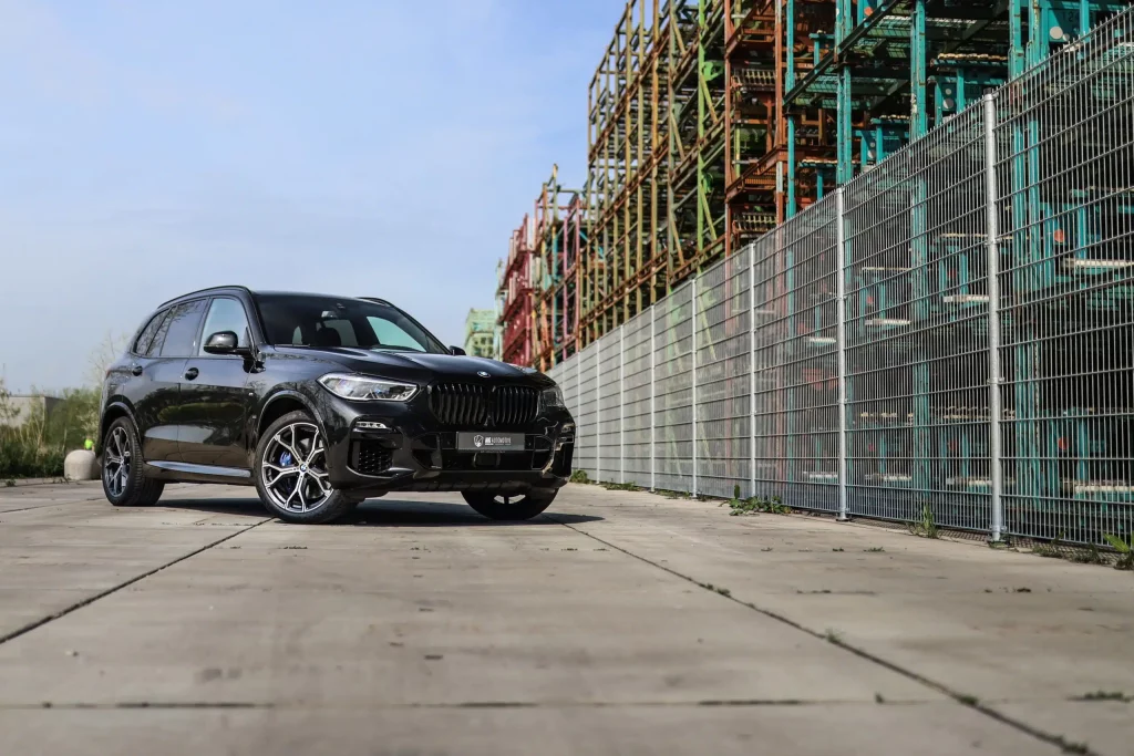 BMW SUV in een zakelijke, stedelijke omgeving