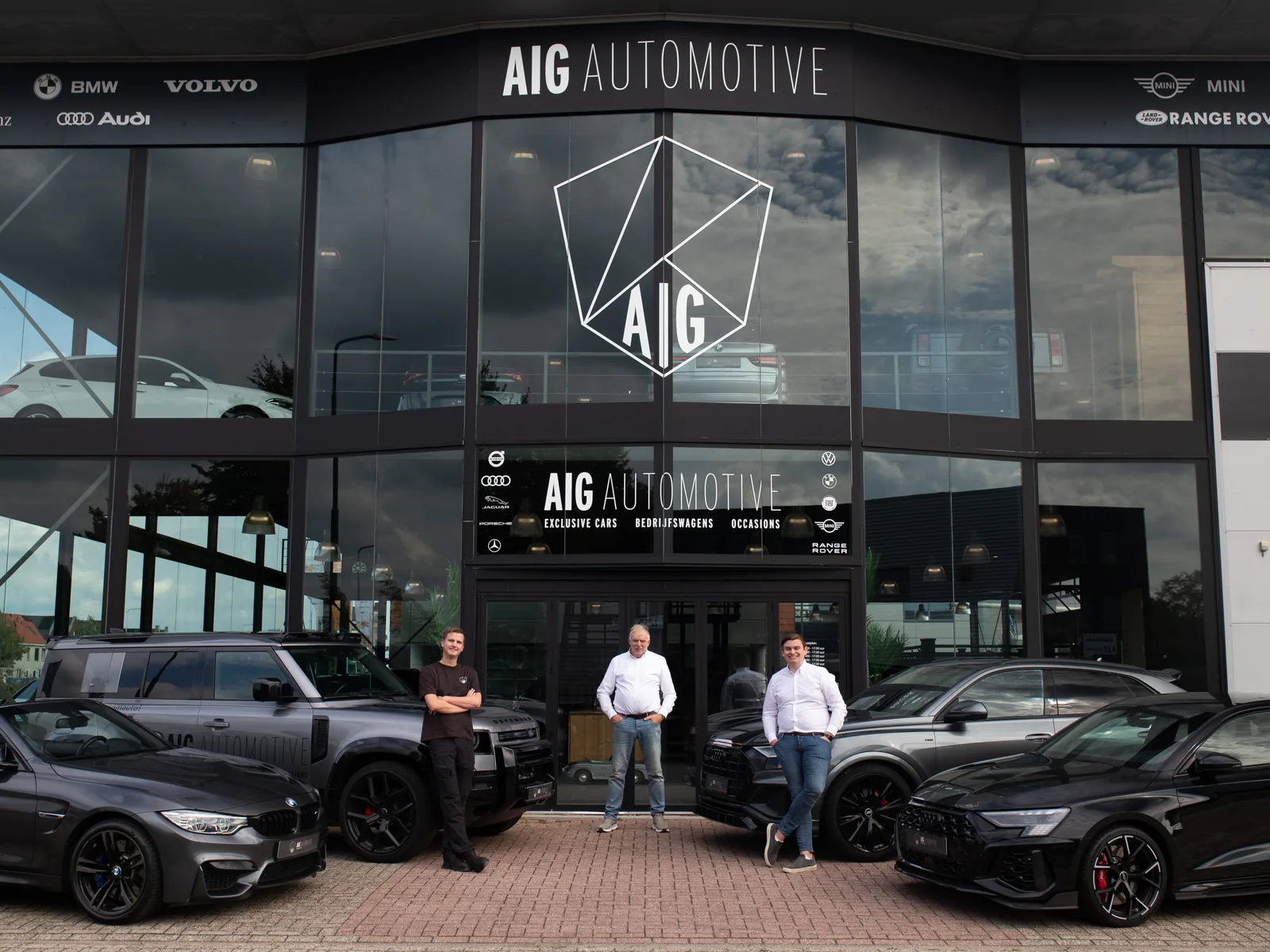 Alex van der Veen, Frank Kamminga en Marnix Kamminga voor het pand van AIG Automotive in Bunschoten-Spakenburg