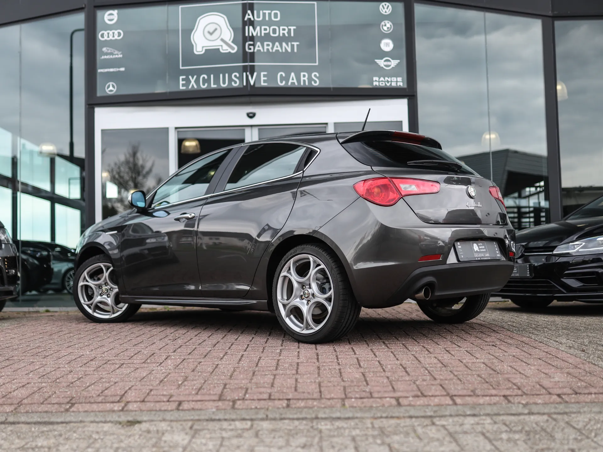 Geïmporteerde Alfa Romeo Giulietta voor de showroom van AIG Automotive in Bunschoten-Spakenburg