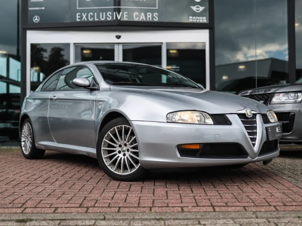 Geïmporteerde Alfa Romeo GT voor de showroom van AIG Automotive in Bunschoten-Spakenburg