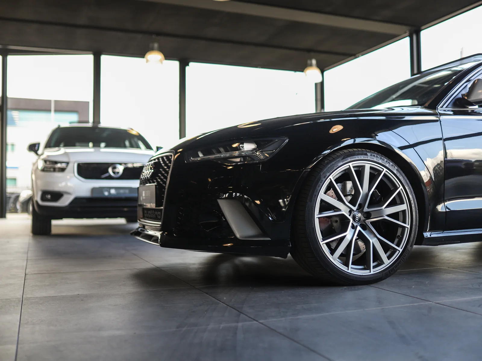 Zwarte Audi in de showroom van AIG Automotive in Bunschoten-Spakenburg