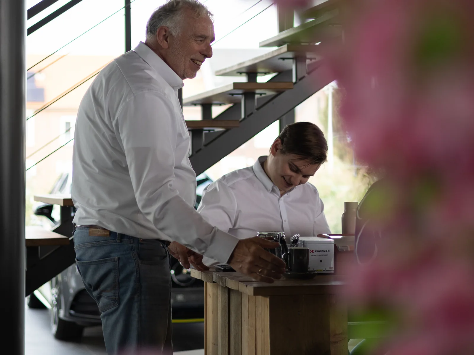 Frank Kamminga en Marnix Kamminga van AIG Automotive in gesprek aan de sta-tafel in de showroom