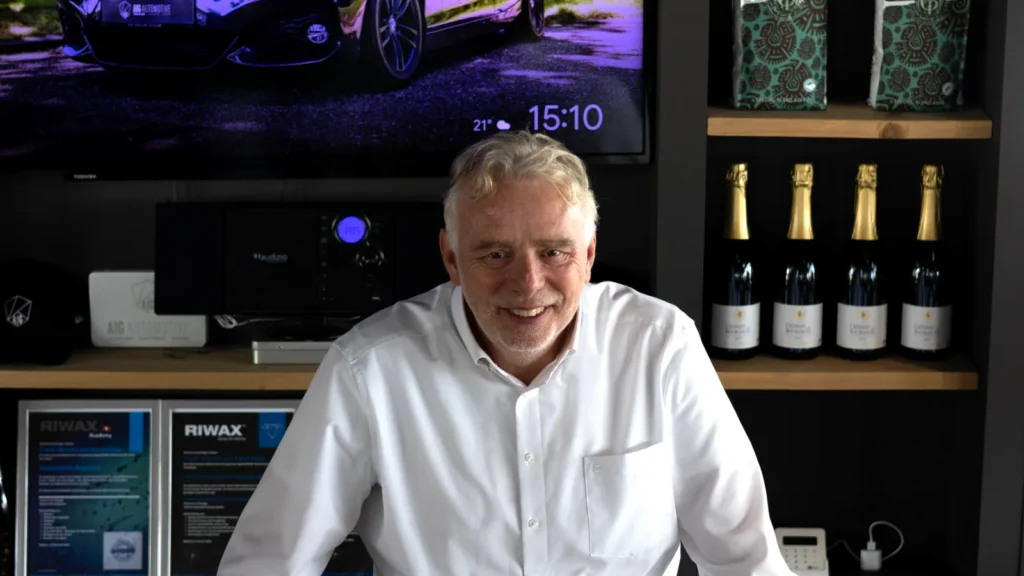 Frank Kamminga van AIG Automotive in de showroom in Bunschoten-Spakenburg