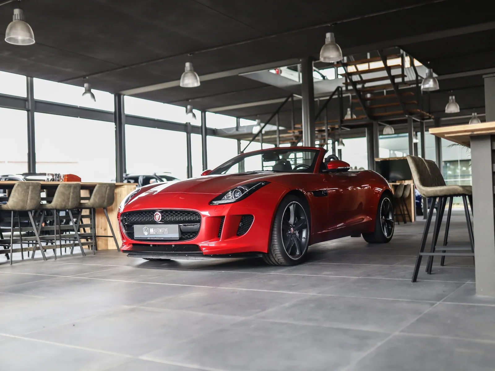 Rode Jaguar F-Type cabrio in de showroom van AIG Automotive in Bunschoten-Spakenburg