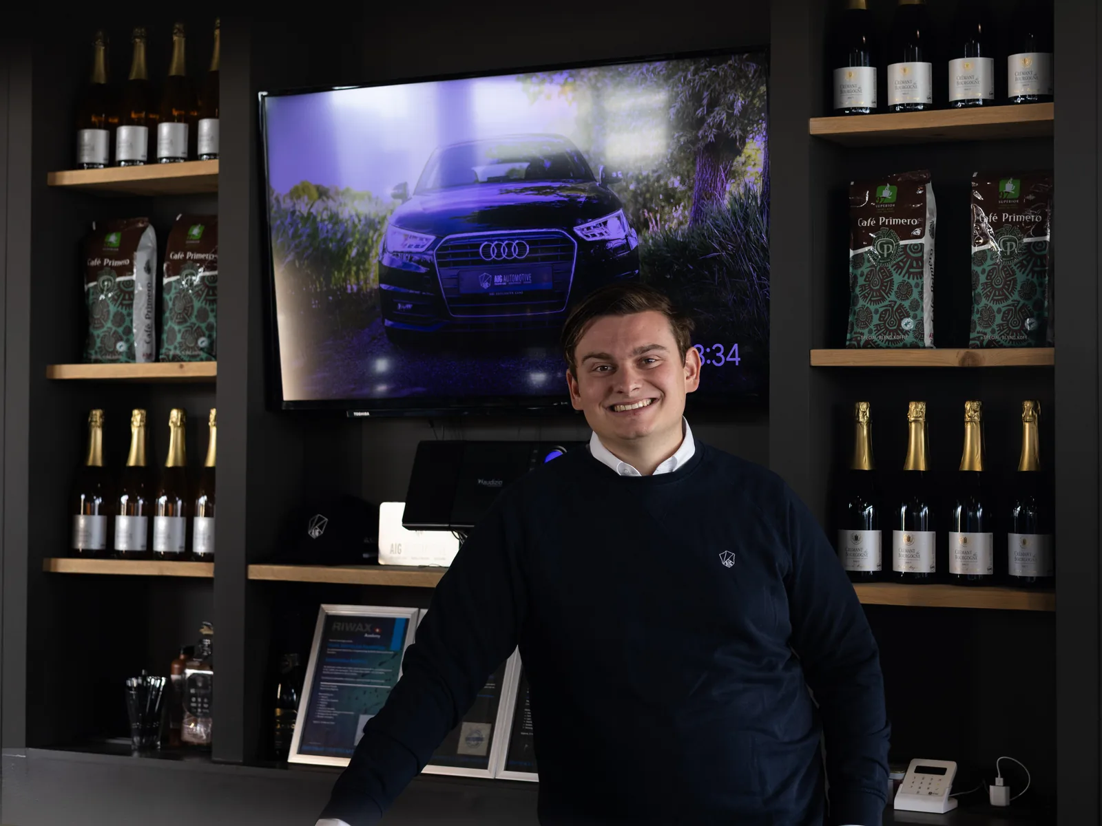 Marnix Kamminga van AIG Automotive bij de ontvangstbar in de showroom in Bunschoten-Spakenburg