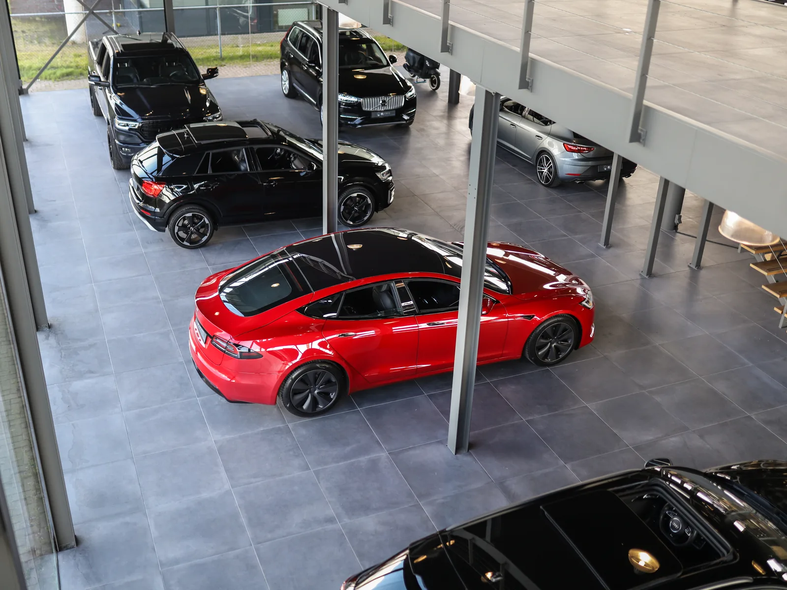 Overzicht van de showroom van AIG Automotive in Bunschoten-Spakenburg met exclusieve occasions
