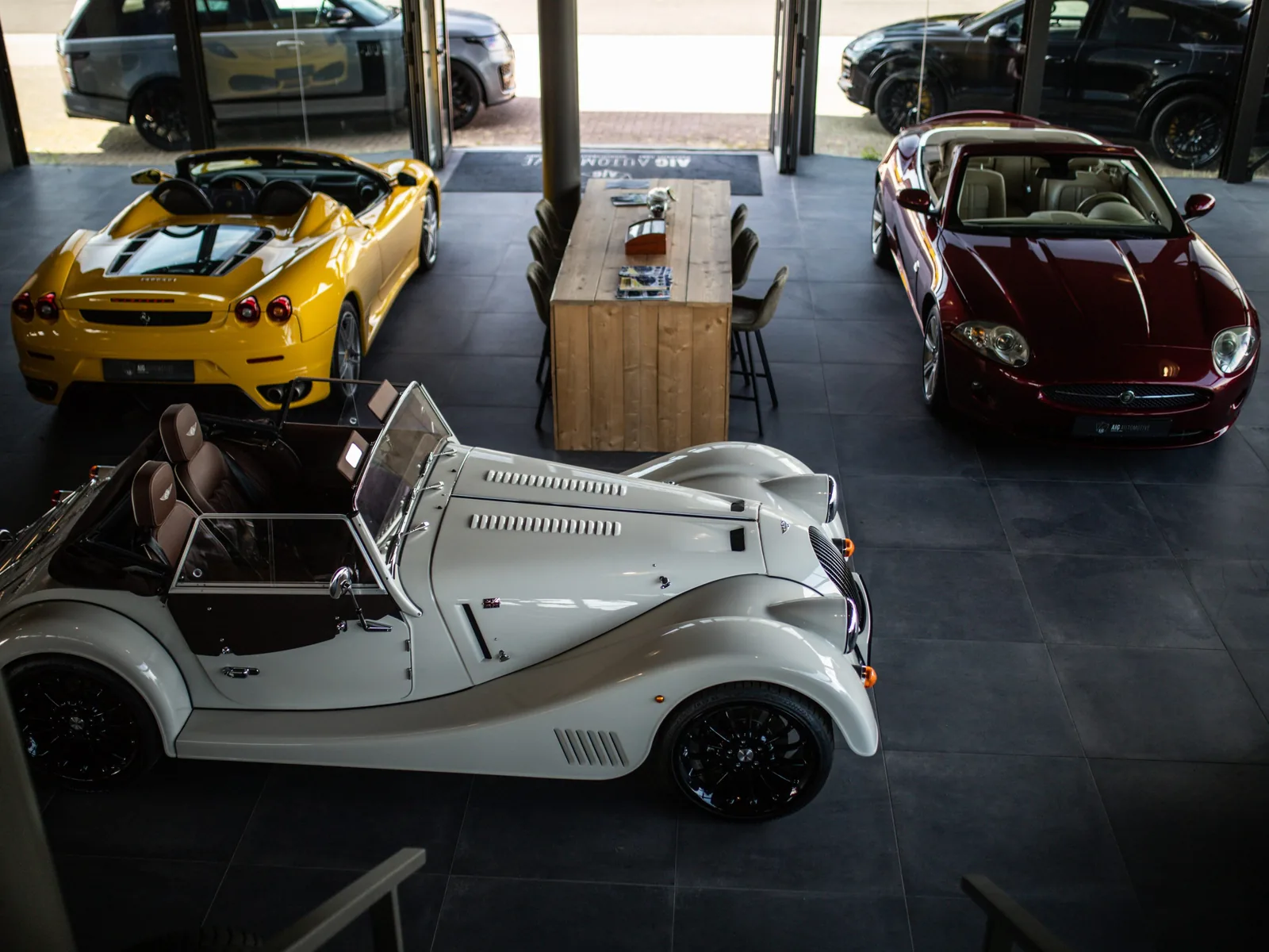 Ferrari, Morgan en Jaguar cabrio's in de showroom van AIG Automotive in Bunschoten-Spakenburg
