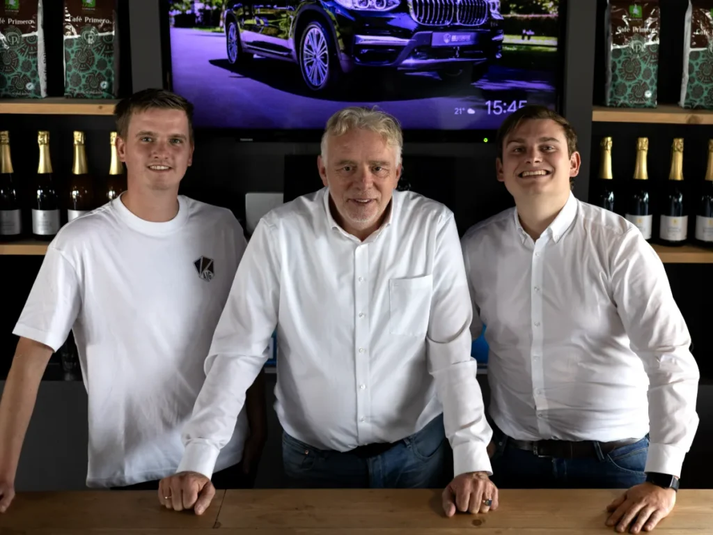Alex van der Veen, Frank Kamminga en Marnix Kamminga van AIG Automotive in de showroom in Bunschoten-Spakenburg